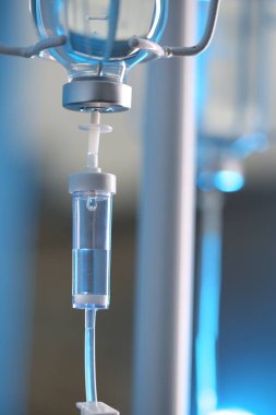 Bulanık ışık arkaplanına karşı serum damlası