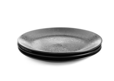 Beyaz üzerine izole edilmiş üç siyah seramik tabak.