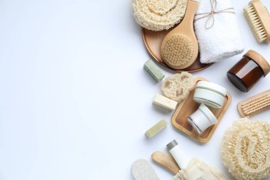 Banyo aksesuarları. Beyaz arkaplan üzerinde kişisel bakım ürünleri ile düz konum, metin için boşluk