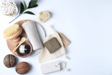 Banyo aksesuarları. Beyaz arkaplan üzerinde kişisel bakım ürünleri ile düz konum, metin için boşluk