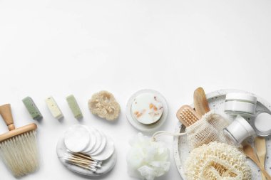 Banyo aksesuarları. Beyaz arkaplan üzerinde kişisel bakım ürünleri ile düz konum, metin için boşluk