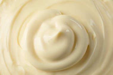 Arka plan olarak taze mayonez sosu, yakın plan. Üst görünüm