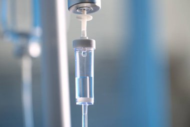 Bulanık ışık arkaplanına karşı serum damlası