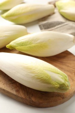 Beyaz mermer masada çiğ hindiba, yakın plan.