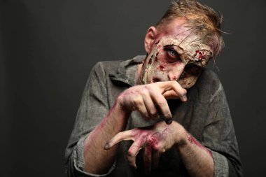 Karanlık arka planda korkunç bir zombi. Cadılar Bayramı canavarı