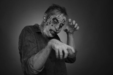 Karanlık arka planda korkunç bir zombi, siyah beyaz etkisi. Cadılar Bayramı canavarı