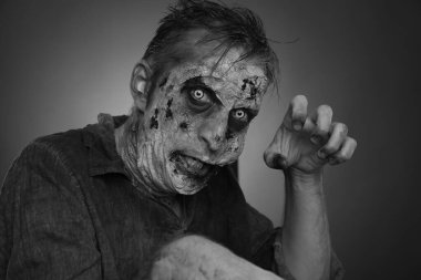 Karanlık arka planda korkunç bir zombi, siyah beyaz etkisi. Cadılar Bayramı canavarı