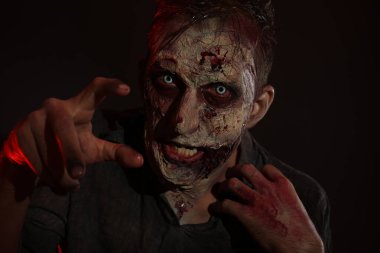 Karanlık arka planda korkunç bir zombi. Cadılar Bayramı canavarı