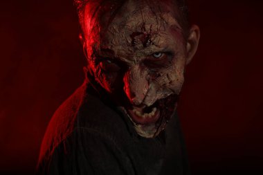 Karanlık arka planda korkunç bir zombi, yakın plan. Cadılar Bayramı canavarı