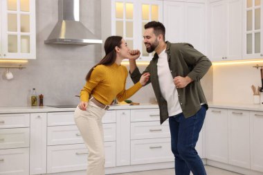 Mutfakta dans eden mutlu çift.