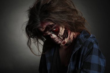 Karanlık arka planda korkunç bir zombi. Cadılar Bayramı canavarı
