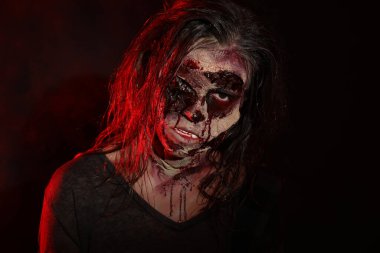 Karanlık arka planda korkunç bir zombi. Cadılar Bayramı canavarı
