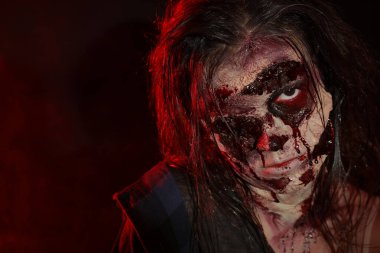 Karanlık arka planda korkunç bir zombi, yakın plan. Cadılar Bayramı canavarı