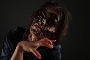 Karanlık arka planda korkunç bir zombi. Cadılar Bayramı canavarı