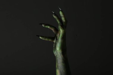 Siyah arka planda korkunç bir canavar, yakın plan. Cadılar Bayramı karakteri