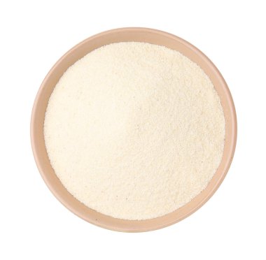 Bir kase pişmemiş organik irmik, beyaza izole edilmiş.