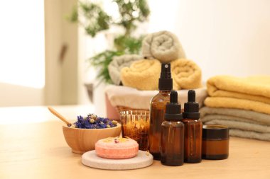 Kuru çiçekler, sabun çubuğu, gerekli yağlar ve kapalı masa üzerindeki kremalı kavanoz. Spa zamanı