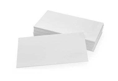 Beyaza izole edilmiş boş kartvizitler. Tasarım için model