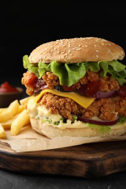 Çıtır tavuk köfteli leziz burger ve patates kızartması, yakın plan.