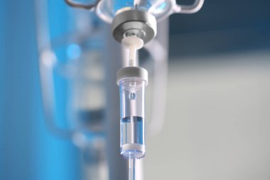 Bulanık ışık arkaplanına karşı serum damlası