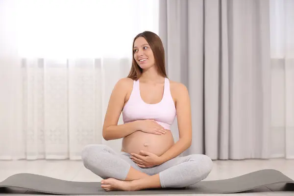 Έγκυος Γυναίκα Κάθεται Στο Στρώμα Γιόγκα Στο Σπίτι — Φωτογραφία Αρχείου