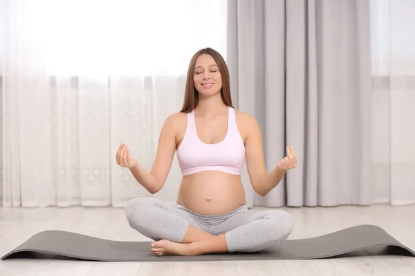 Gravid Kvinna Mediterar Yogamattan Hemma — Stockfoto