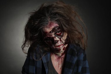 Karanlık arka planda korkunç bir zombi. Cadılar Bayramı canavarı