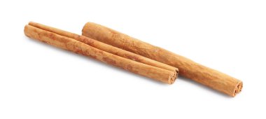 Beyaz üzerine izole edilmiş kuru aromatik tarçın çubukları.