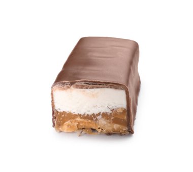 Fındıklı ve fındıklı çikolata parçası beyaza izole edilmiş