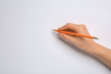 Beyaz arka planda yeni grafit kalemi olan kadın, yakın plan. Metin için boşluk