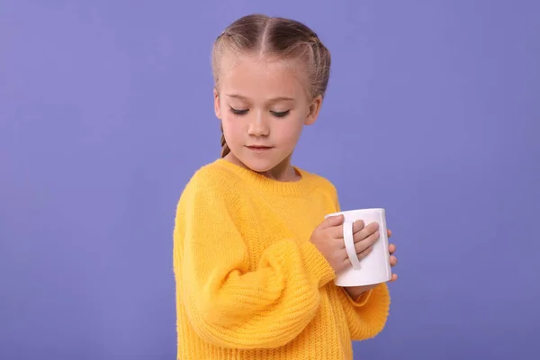 Симпатична Дівчина Білим Керамічним Кухоль Фіолетовому Фоні — стокове фото