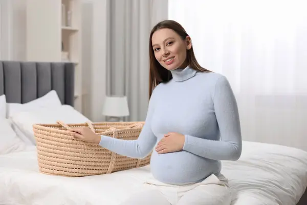 Όμορφη Έγκυος Γυναίκα Καλάθι Μωρό Στην Κρεβατοκάμαρα — Φωτογραφία Αρχείου