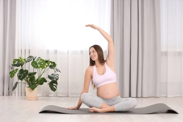 Gravid Kvinna Som Tränar Yogamatta Hemma — Stockfoto