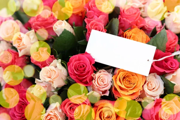 Buquê Belas Rosas Com Cartão Branco Vista Superior — Fotografia de Stock