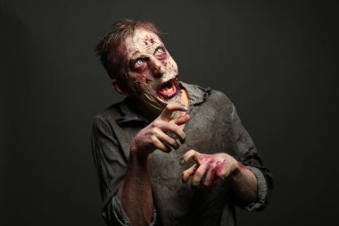 Karanlık arka planda korkunç bir zombi. Cadılar Bayramı canavarı
