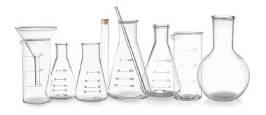 Bir çok farklı laboratuvar bardağı beyaza izole edilmiş.