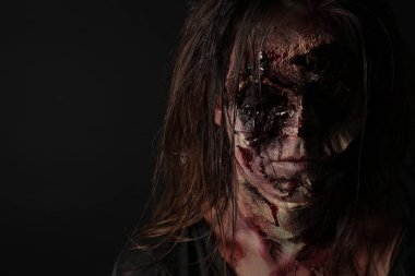 Karanlık arka planda korkunç bir zombi, yakın plan. Cadılar Bayramı canavarı