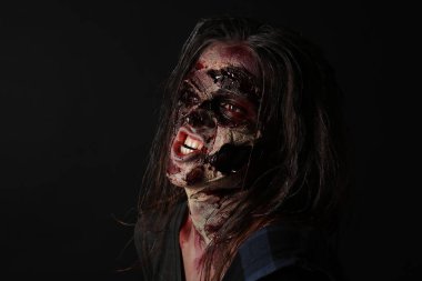 Karanlık arka planda korkunç bir zombi. Cadılar Bayramı canavarı
