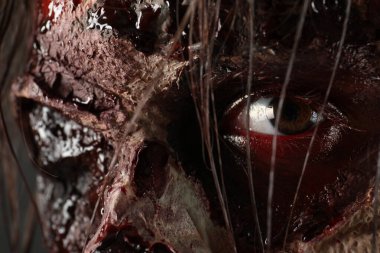 Korkunç zombiye yakından bak. Cadılar Bayramı canavarı