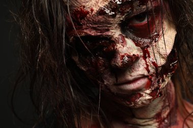Karanlık arka planda korkunç bir zombi, yakın plan. Cadılar Bayramı canavarı