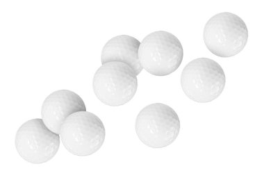Birçok golf topu beyaz arka planda uçuyor