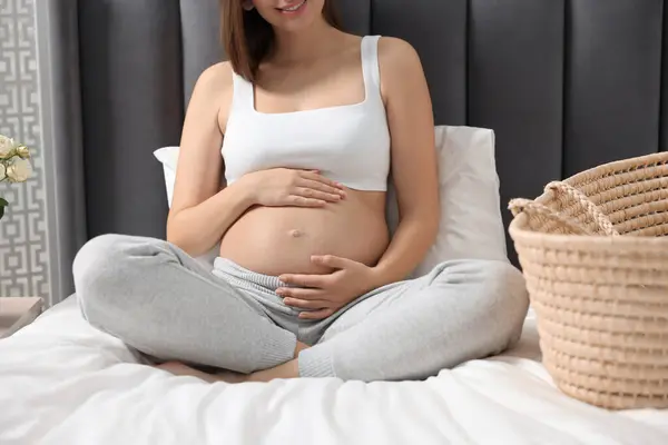 Έγκυος Γυναίκα Στο Κρεβάτι Εσωτερικούς Χώρους Προβολή Closeup — Φωτογραφία Αρχείου