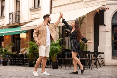 Şehir caddesinde dans eden sevimli bir çift.