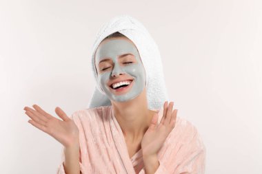 Beyaz arka planda yüz maskesi olan kadın, mesaj için yer var. Spa tedavileri