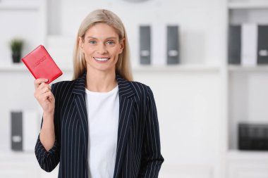 Göçmen bürosu. Pasaportu içeride, mesaj için yeri olan mutlu bir kadın.