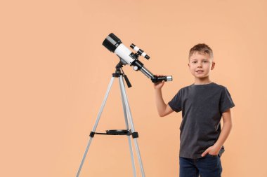 Bej arka planda teleskobu olan şirin bir çocuk, mesaj için yeri var.