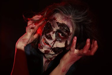 Karanlık arka planda korkunç bir zombi. Cadılar Bayramı canavarı