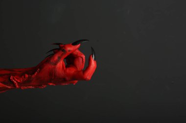 Siyah arka planda korkunç bir canavar, yazı için yeri olan bir el kamerası. Cadılar Bayramı karakteri