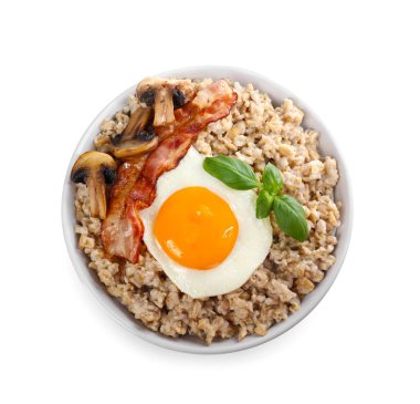 Lezzetli haşlanmış yulaf ezmesi, kızarmış yumurta, mantar ve domuz pastırması.