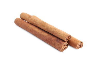 Beyaz üzerine izole edilmiş kuru aromatik tarçın çubukları.